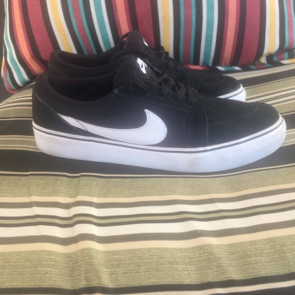 Nike SB sneakers black and white 5.5 Youth